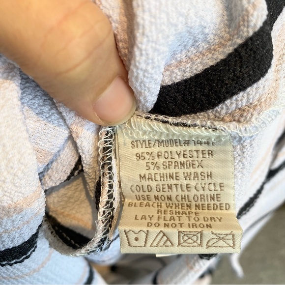 Urbanology NWOT S/M White Sleeveless Blouse w Black & Peach Vertical Stripes - Picture 5 of 9